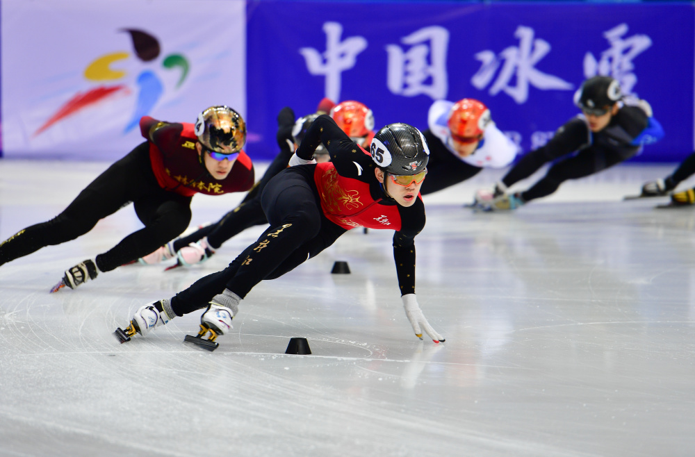 短道速滑决赛上演激烈对决