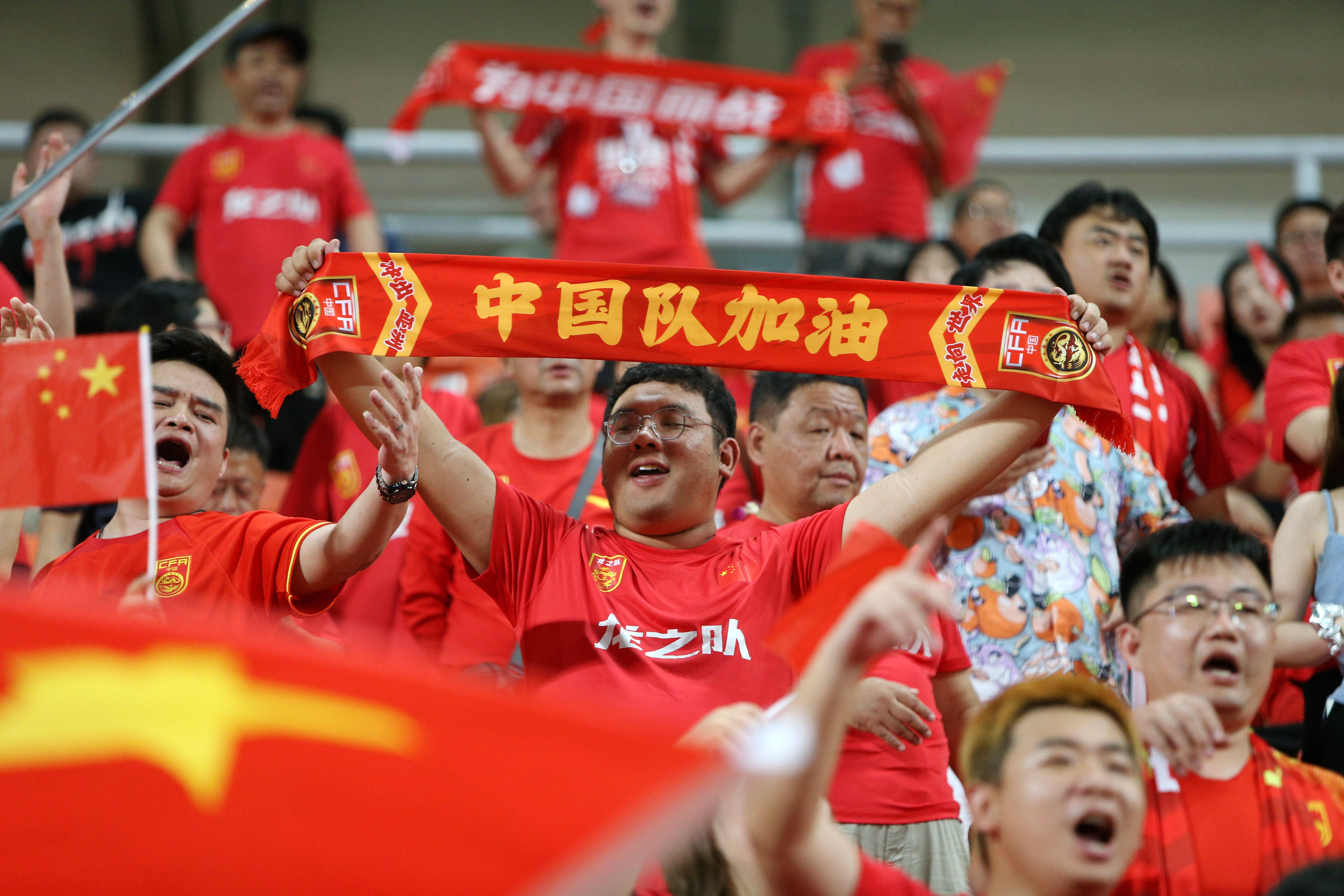 爱游戏体育-紧张足球比赛中球队士气高昂，取得胜利
