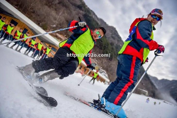 水上滑雪选手飞驰水面